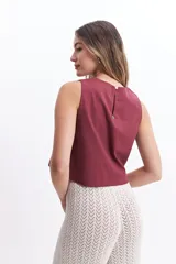Musculosa color crudo estilo lino, con escote redondo.
