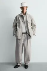 Zapato náutico de hombre, color marrón oscuro, fabricado en piel con acabado abatanado. Presenta cordones de piel, forro y plantilla interior de piel, y suela ultrafina.