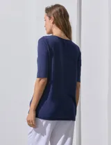 Remera marrón de tejido bordado, marca French Loundry. Tiene escote redondo y mangas tres cuartos.