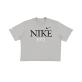 Remera de algodón de alta densidad, color gris melange, con cuello redondo y corte boxy con hombros caídos. Estampado frontal con el texto "NIKE" en tipografía serif y el año "1972" debajo, todo en color negro.
