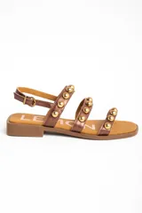 Sandalias planas Lemon de cuero color bronce, con tres tiras frontales adornadas con tachas semiesféricas doradas y cierre de hebilla ajustable en el talón.