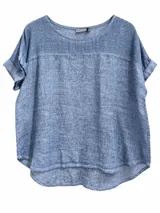 Blusa de lino color azul jean, con cuello redondo, mangas cortas con vuelta y diseño holgado con dobladillo curvo y más largo en la parte trasera.
