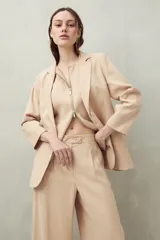 Pantalón blanco a rayas verticales, de corte wide leg y tiro alto.