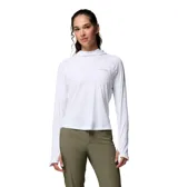 Remera de manga larga Columbia color blanco, con capucha, tecnología Omni-Shade y Omni-Wick, ideal para actividades al aire libre. Presenta orificios para los pulgares en los puños y calce cómodo.