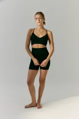 Top deportivo negro de morley con escote en V y tirantes regulables.