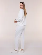 Buzo blanco melange de calce relajado, con cuello redondo, mangas largas raglán y detalles de franjas oscuras en contraste en el cuello y los puños.