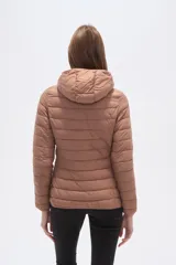 Campera puffer negra de nylon, con cierre frontal y cuello alto.