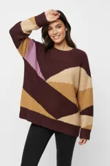 Sweater de tejido de punto con diseño color block en tonos bordó, beige, tostado y lila. Presenta cuello redondo, corte holgado y mangas largas.