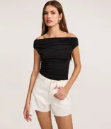 Short de mujer modelo mom de cintura alta, confeccionado en sarga de algodón. Presenta trabillas en la cintura, cierre tradicional, bolsillos y apliques de brillo.