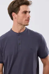 Remera de manga corta color azul con cuello mao y cierre frontal de tres botones, con pequeño logo bordado a tono en el pecho.