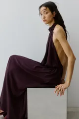 Vestido largo bordó con escote halter fruncido, cintura elástica y diseño sin mangas.