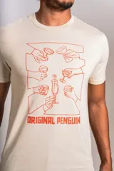Remera de cuello redondo y manga corta color beige, con estampado gráfico frontal en color naranja que representa un brindis con diversas copas y el logo de la marca Original Penguin.