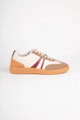 Championes deportivos Paddock Aegon para mujer, de base blanca con combinaciones en tonos tostado, marrón y detalles en bordó, con suela de goma caramelo y cordones beige.