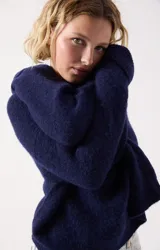 Sweater de punto fino color azul marino, con cuello redondo amplio y mangas largas con puños rectos. Presenta un corte holgado y diseño minimalista.