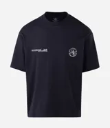 Remera de corte boxy con cuello redondo y manga corta, confeccionada en tejido de algodón y poliéster con acabado suave. Presenta estampado con lettering en el pecho y un diseño gráfico circular de mayor tamaño en la espalda.