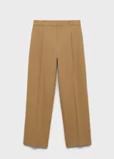 Pantalón de vestir color tostado con diseño de corte recto y tiro medio. Presenta detalle de pinzas frontales, trabillas para cinturón y cierre oculto con cremallera, botón y ganchos.