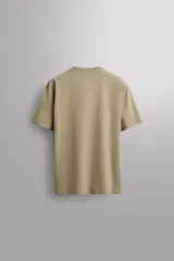 Remera de algodón con cuello redondo y mangas cortas, de corte regular. Presenta un pequeño logo en relieve en el bajo.