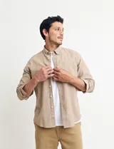 Camisa de manga larga confeccionada en una mezcla de algodón y lino, con cuello abotonado, bolsillo frontal en el pecho y cierre de botones.