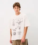 Remera oversize de algodón color blanco, con cuello polo y estampado frontal en tonos grises con gráficos de estilo gótico y vintage.