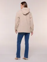 Gabardina estilo parka impermeable de color beige, con capucha fija con cordón ajustable, cierre frontal oculto con broches y bolsillos laterales.