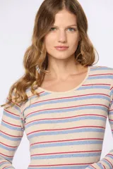 Remera de manga larga con cuello redondo, confeccionada en tejido con diseño de rayas horizontales en tonos azul, rojo y beige sobre una base jaspeada.