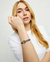 Pulsera azul de cuero doble con detalle de ojo en aleación de metales bañado en oro de 18k y cristal.