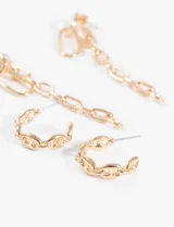 Set de caravanas doradas con diseño de cadena, incluye un par de aros tipo argolla y un par de aros colgantes con cadena.