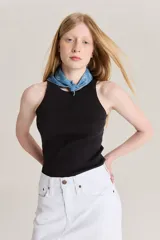 Minifalda de jean Levi's en color blanco, con diseño deconstruido, tiro medio y cierre frontal con botones y cremallera.