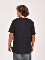 Remera básica de manga corta y cuello redondo, color negro.