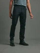 Traje de corte clásico compuesto por saco de dos botones con solapas tradicionales y pantalón de vestir a juego. Confeccionado en tejido liso de poliéster.