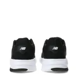 Championes urbanos New Balance modelo 578, color negro con detalles en blanco. Presentan una combinación de malla y material sintético, con el logo N característico en los laterales y una suela de goma blanca.