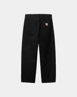 Pantalón de corte relajado en color negro, con diseño de cinco bolsillos y pierna ancha. Presenta un talle regular y está confeccionado en un tejido de alta resistencia.