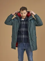 Campera de abrigo azul marino con capucha, cierre frontal con botones y cremallera, múltiples bolsillos y forro interior naranja.