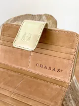 Billetera grande de cuero marrón con cierre de cremallera y solapa dorada con logo de búho.