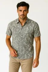 Camisa de hombre con estampado de hojas en tonos grises, corte slim fit, con botones y cuello clásico.