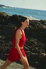 Minifalda tejida calada color rojo, de corte acampanado y cintura elastizada.