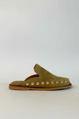 Sueco de gamuza color marrón con detalle de tachas metálicas doradas alrededor de la suela y punta redonda.