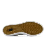 Championes New Balance Numeric 272, diseñados para skate, con parte superior de gamuza y materiales sintéticos en color blanco, detalle de logo N en negro y talón en negro. Suela de goma blanca con excelente agarre y flexibilidad.