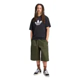 Bermuda Adidas Twill color verde militar, de corte holgado y largo por debajo de la rodilla. Cuenta con cintura elástica, bolsillos laterales y las clásicas tres tiras de la marca en los laterales.