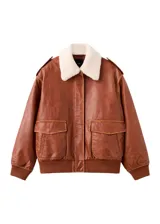 Chaqueta estilo aviador de cuero sintético en color marrón, con cuello y solapas de corderito sintético en color blanco. Presenta cierre frontal de cremallera, bolsillos frontales con solapa, puños y dobladillo de canalé elástico.
