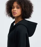 Saco femenino de algodón con capucha ajustable, mangas largas, cierre frontal con cremallera y bolsillos laterales.