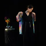 Kimono de terciopelo con estampado de mandala multicolor, mangas anchas y corte holgado. Hecho a mano en Uruguay con tintas ecológicas.