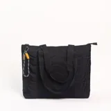Cartera tipo tote color negro con diseño acolchado de ondas y doble asa de mano. Incluye un mosquetón decorativo con cordón trenzado en el lateral.