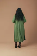 Tapado largo color verde con solapas, bolsillos laterales y cierre con botones.