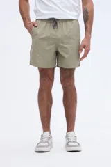 Short de baño liso azul marino, de corte clásico con cintura elástica y cordón ajustable.