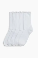Pack de cinco pares de medias de punto pointelle color blanco, de mezcla de algodón suave, con borde superior elástico y ribete de volado.