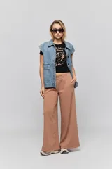 Babucha de corte wide leg en color tostado, con cintura elástica y bolsillos laterales. Confeccionada en tejido de algodón con interior suave.