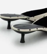 Zapato tipo mule de punta fina con estampado de lunares, diseño abierto en el talón y tacón bajo tipo kitten heel.