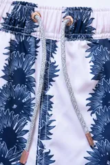Short de baño blanco con estampado de flores azules, cintura elástica con cordón ajustable, bolsillos laterales y trasero con cierre, y logo bordado en la pierna.