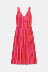 Vestido largo sin mangas con escote en pico y tirantes anchos. Presenta un diseño de rayas verticales en tonos fucsia y rojo, con detalle de falsos botones frontales y cierre de cremallera oculto en la espalda.